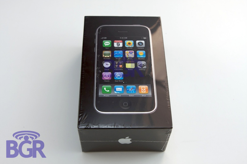 Illustration for article titled iPhone 3G First US Unboxing (Best Photos Yet)